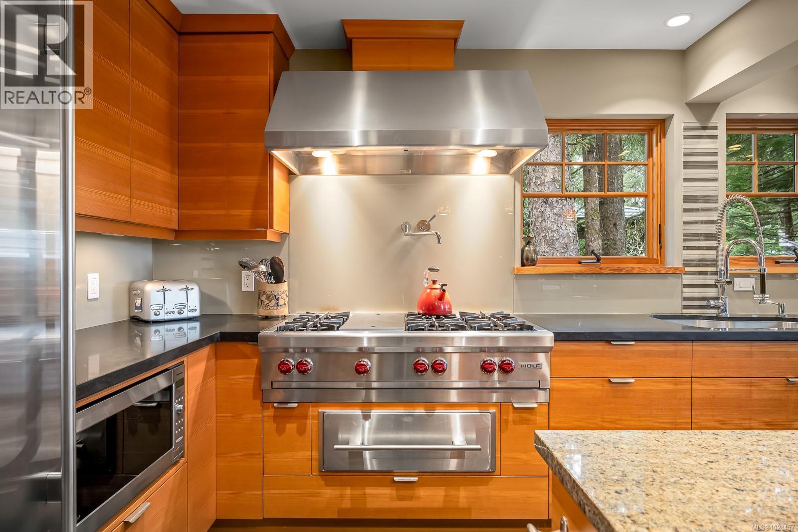 1257 Lynn Rd, Tofino