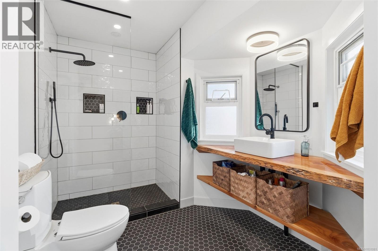 877 Kindersley Rd, Esquimalt