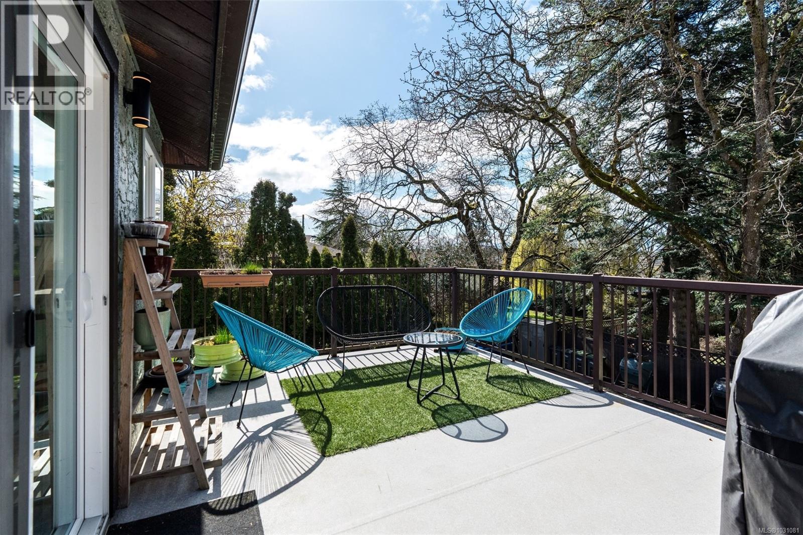 877 Kindersley Rd, Esquimalt