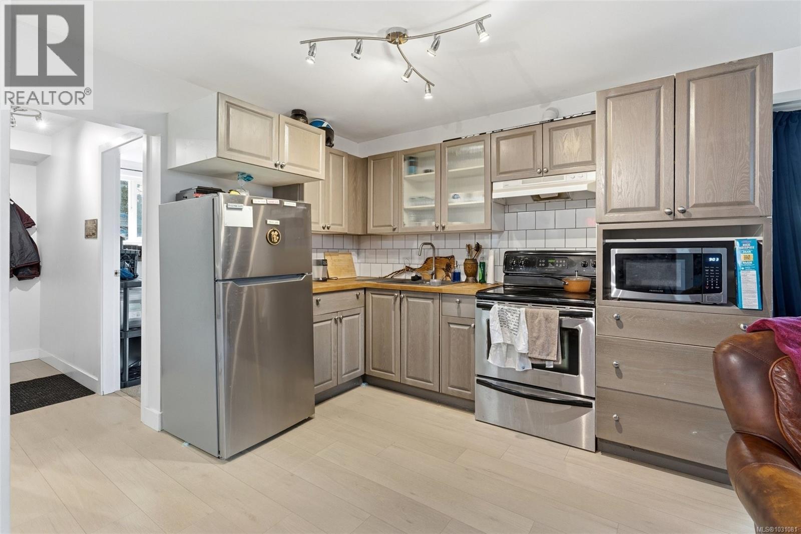 877 Kindersley Rd, Esquimalt