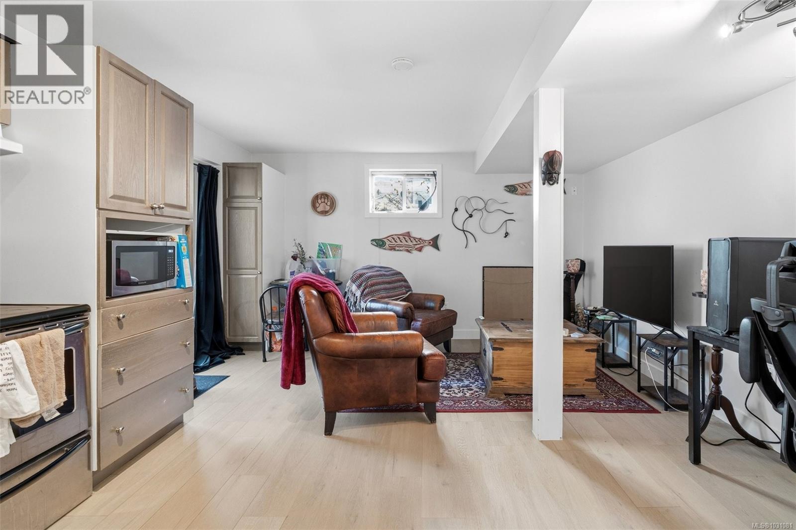 877 Kindersley Rd, Esquimalt