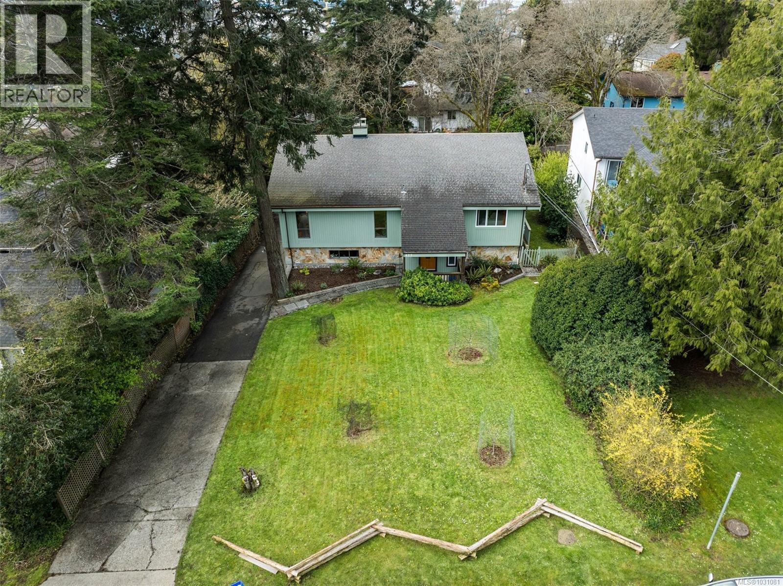 877 Kindersley Rd, Esquimalt