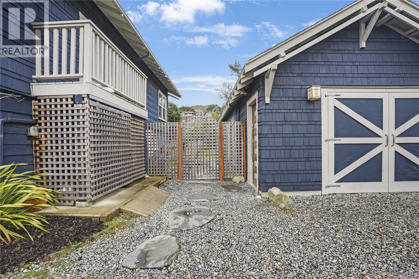 2064 QUIMPER ST - 42