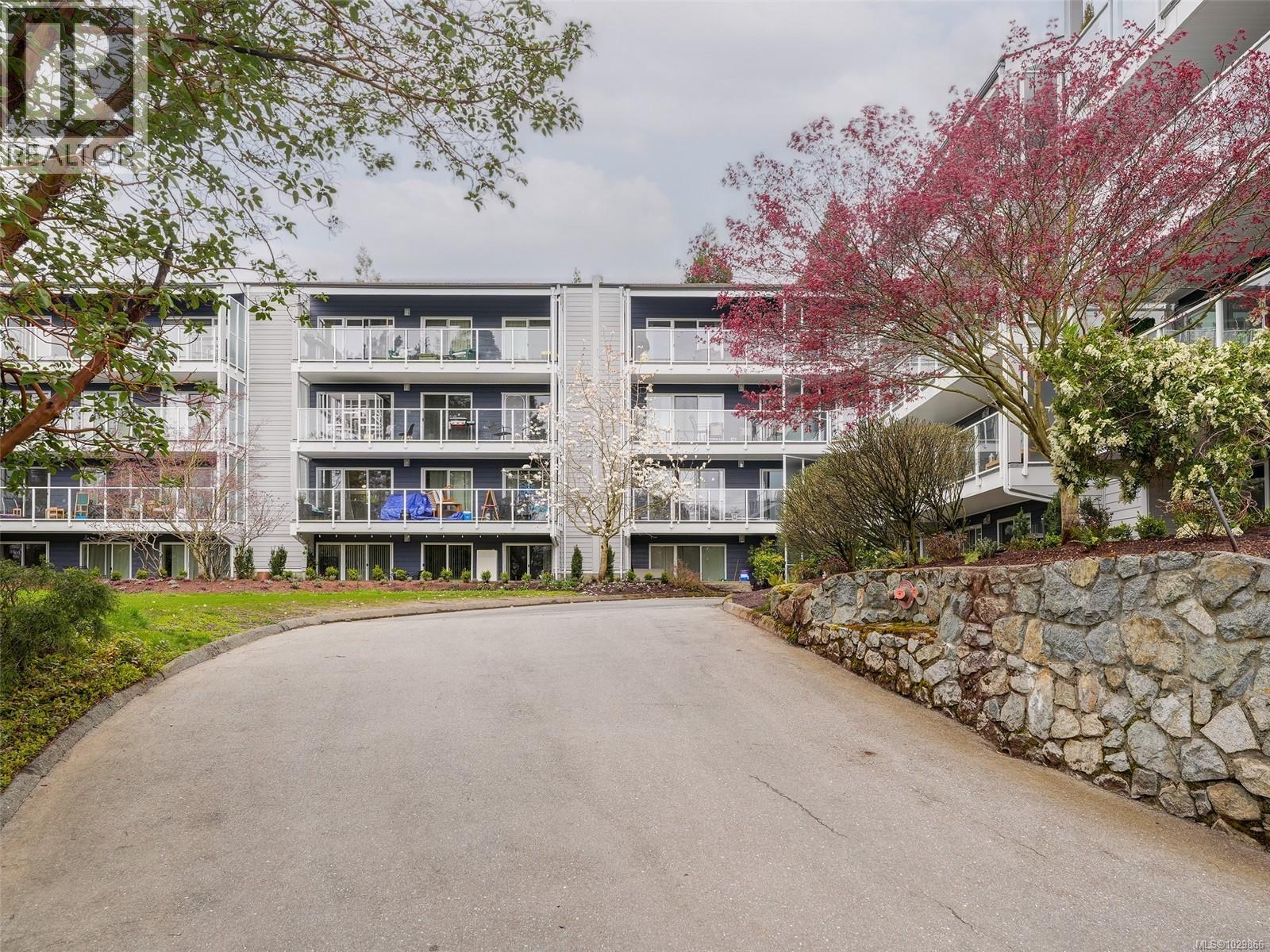 #102 3277 QUADRA ST - 1