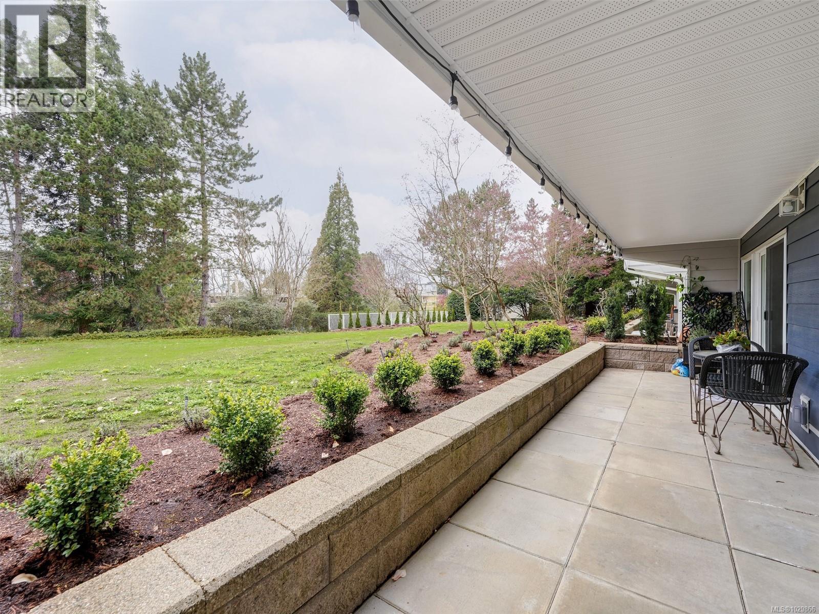 #102 3277 QUADRA ST - 19