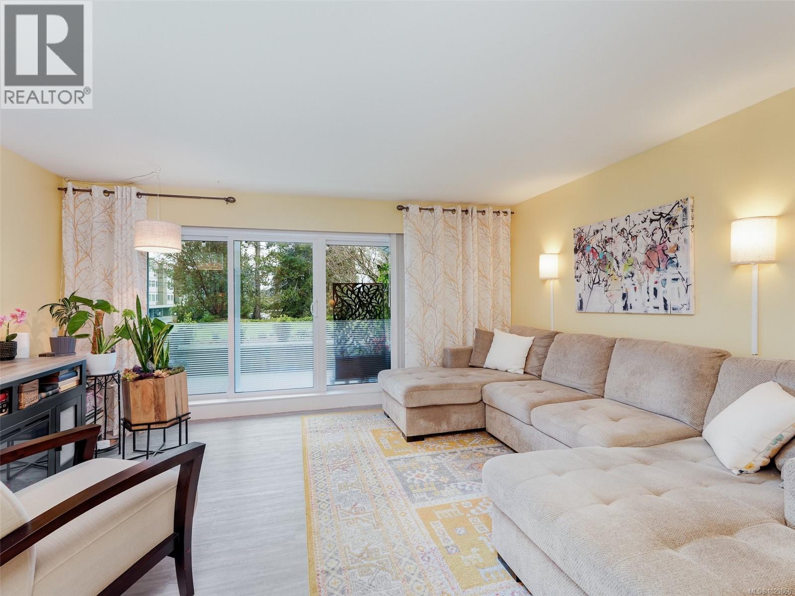 #102 3277 QUADRA ST - 2