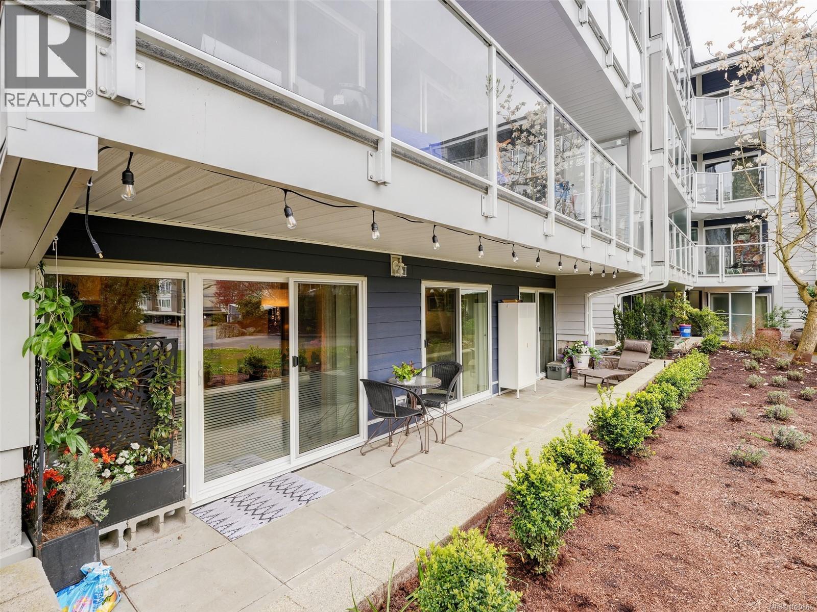 #102 3277 QUADRA ST - 22