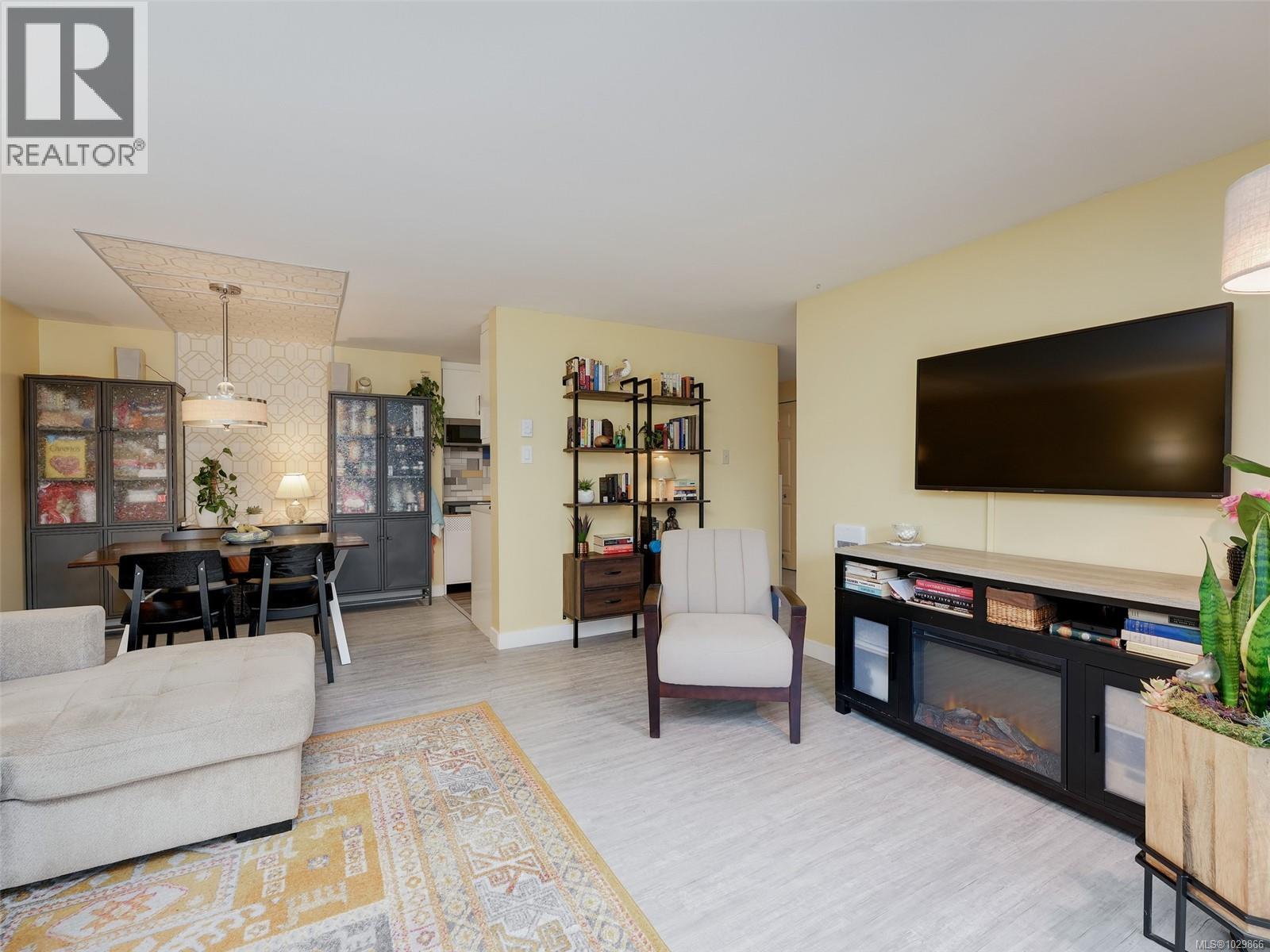 #102 3277 QUADRA ST - 4