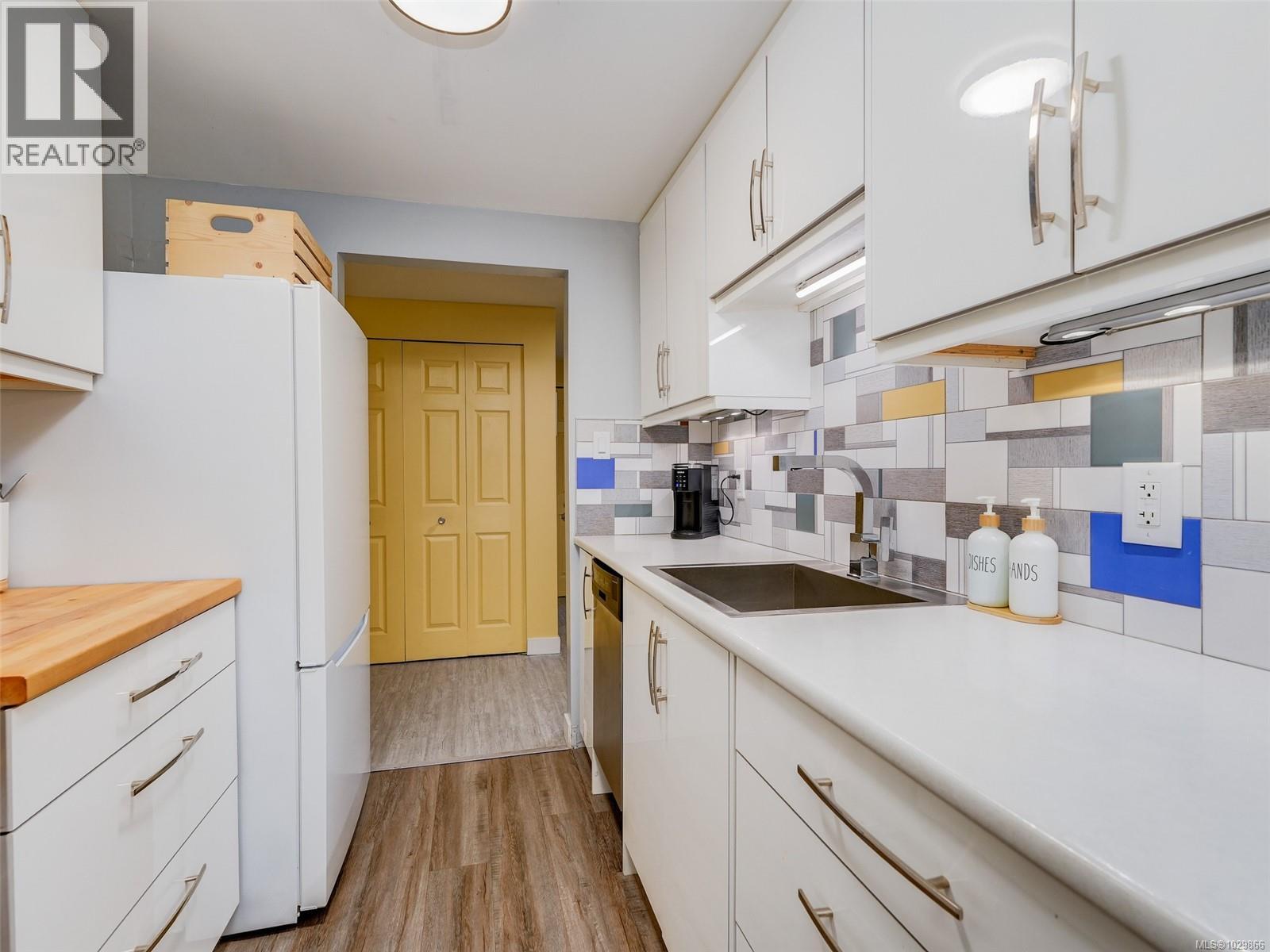 #102 3277 QUADRA ST - 9