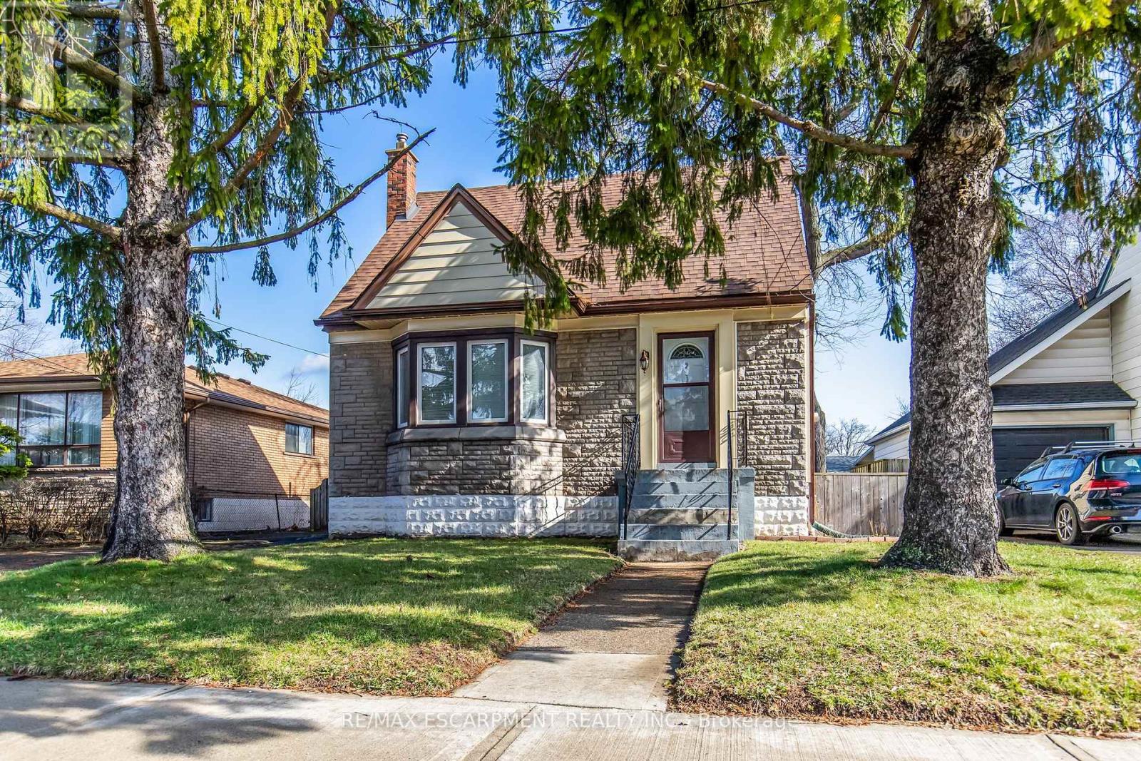 269 QUEENSDALE AVENUE E - 1