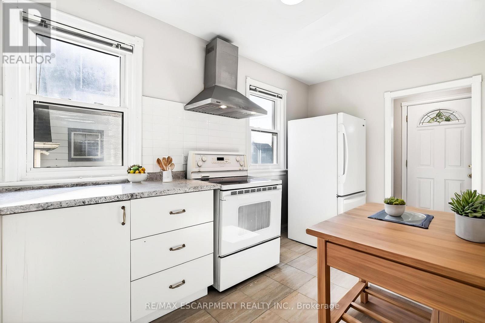 269 QUEENSDALE AVENUE E - 11