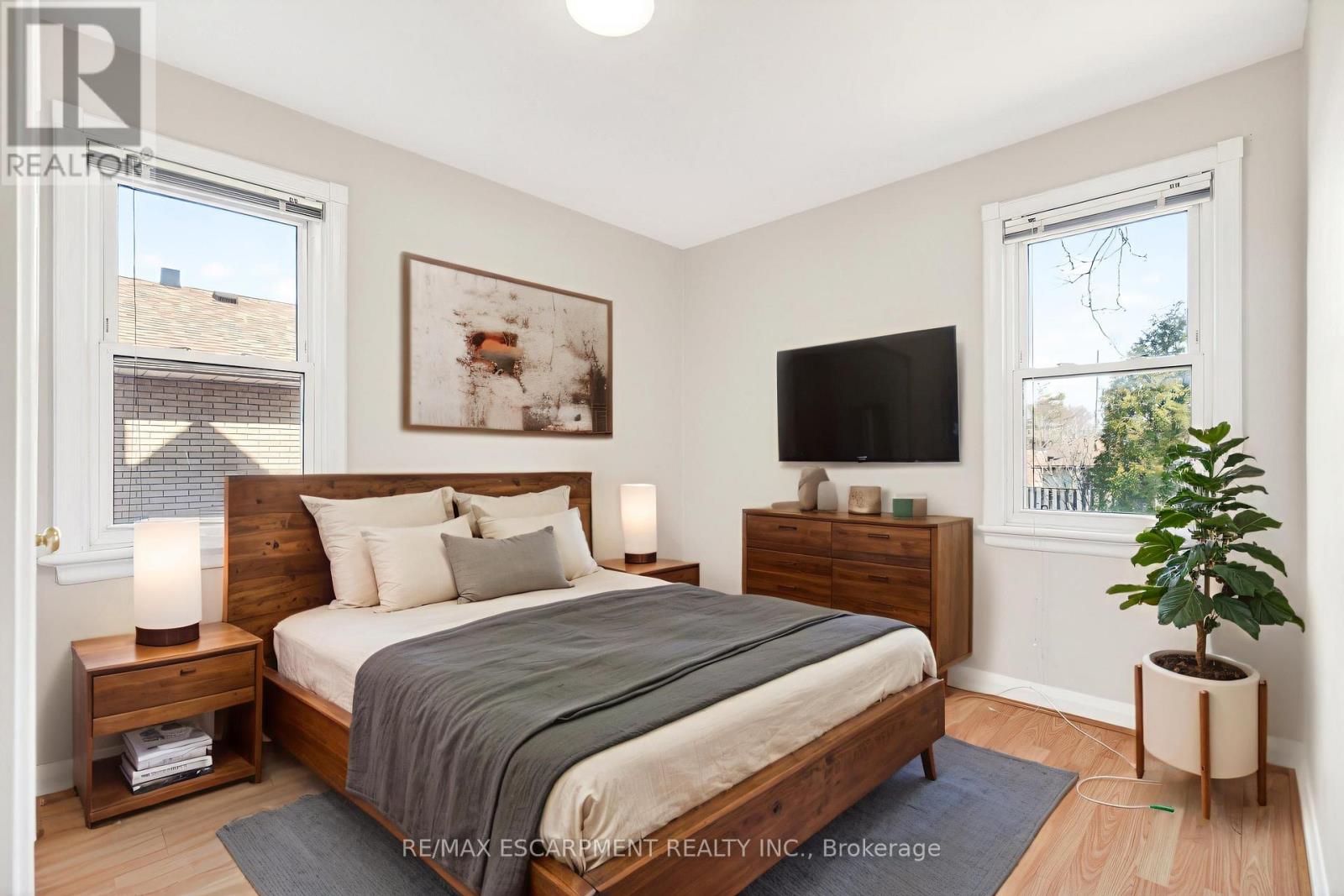 269 QUEENSDALE AVENUE E - 14