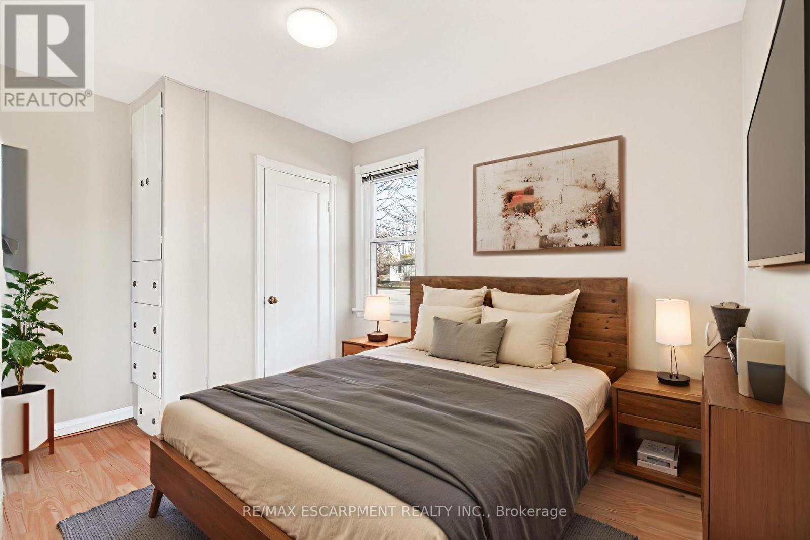 269 QUEENSDALE AVENUE E - 16