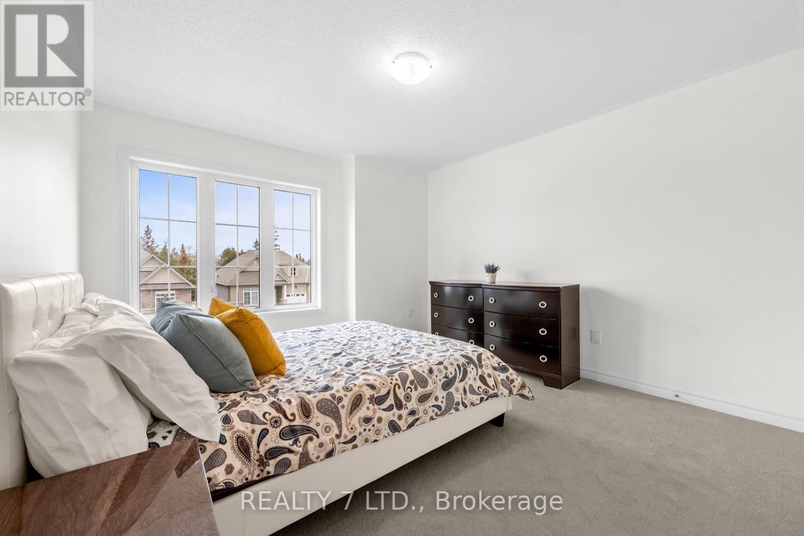 32 HILLCROFT WAY - 33