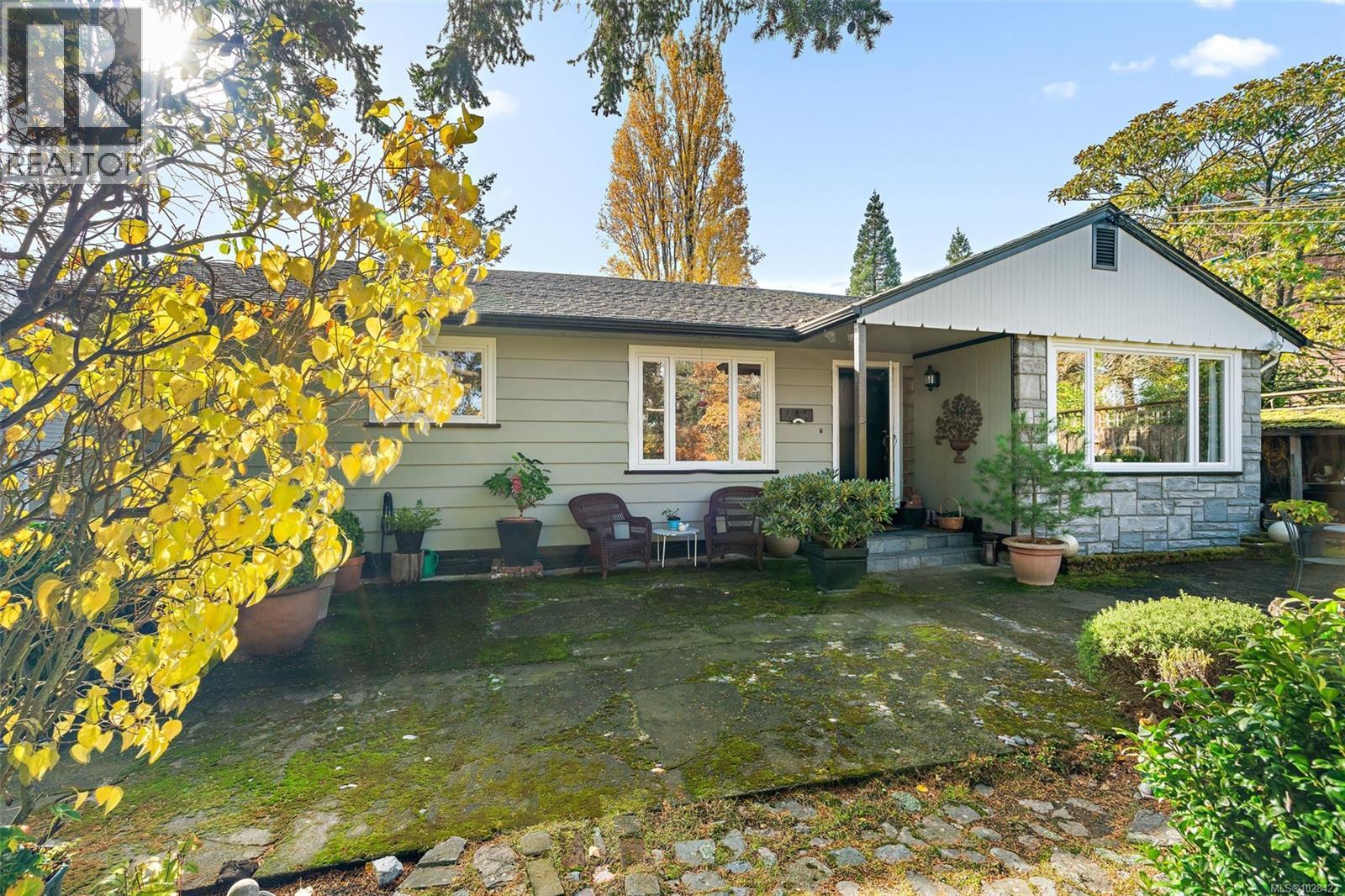 943 Selkirk Ave - 1