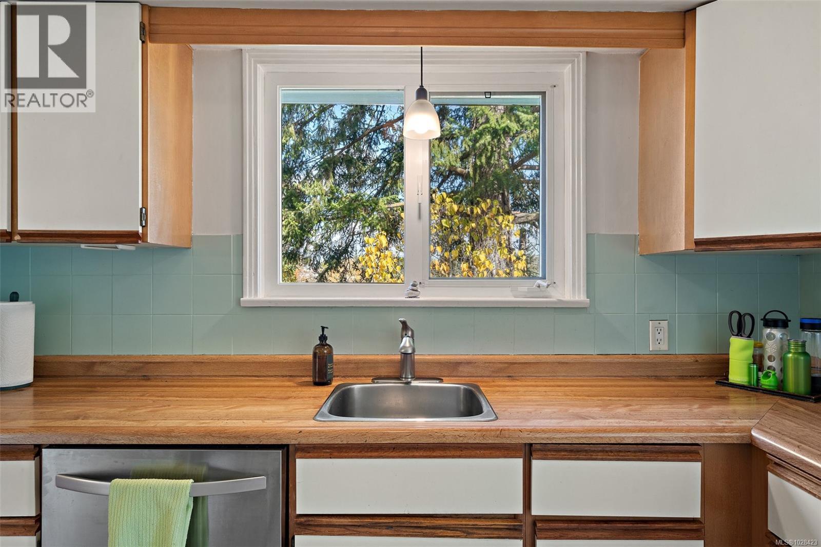 943 Selkirk Ave, Esquimalt