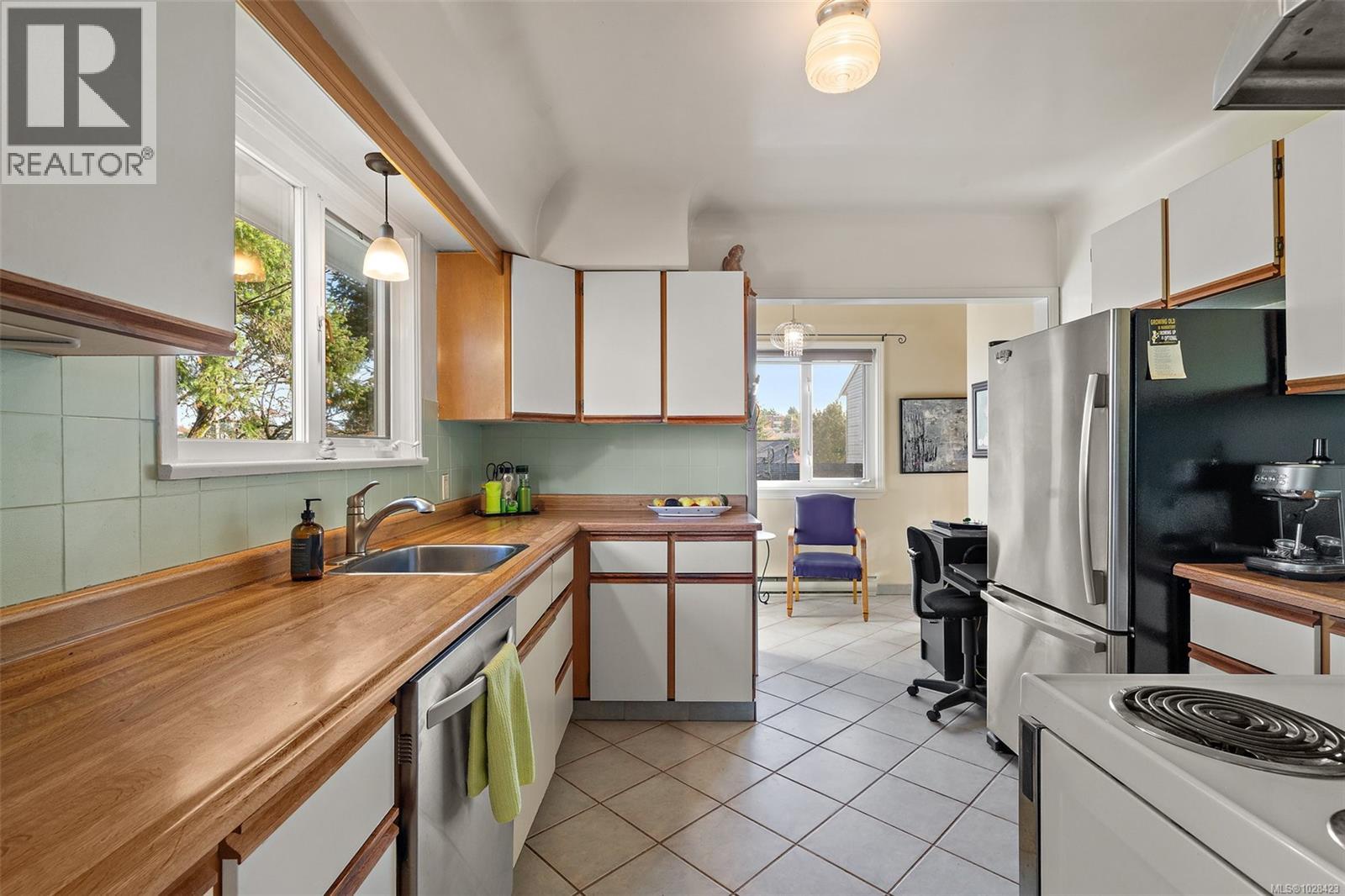 943 Selkirk Ave, Esquimalt