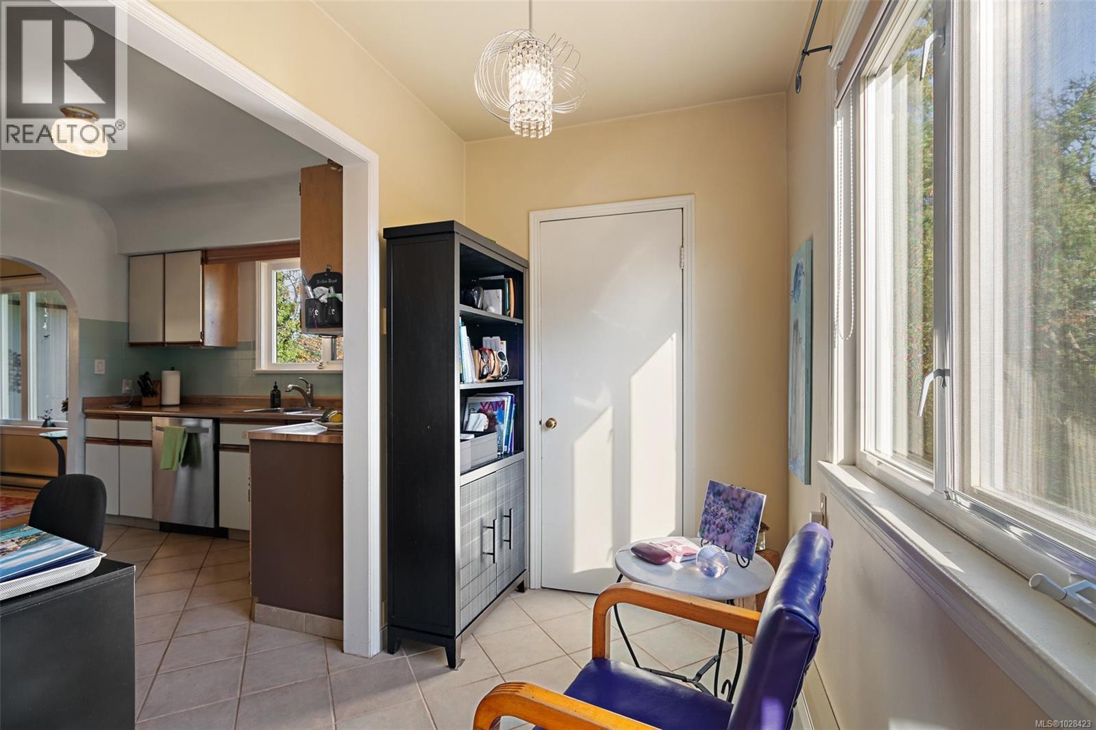 943 Selkirk Ave, Esquimalt