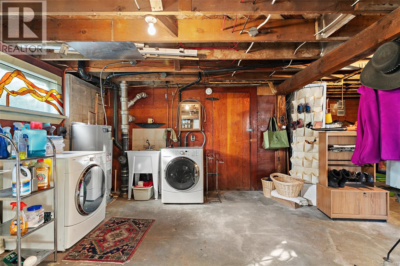 943 Selkirk Ave, Esquimalt