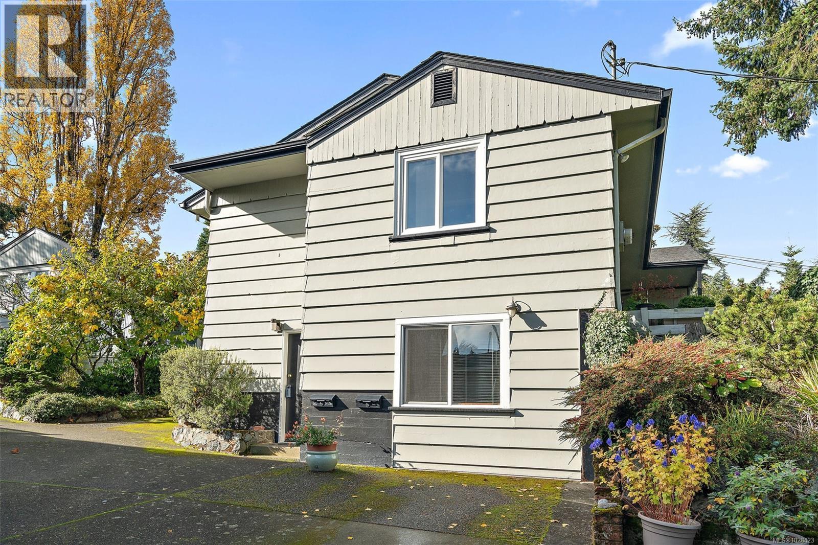 943 Selkirk Ave, Esquimalt