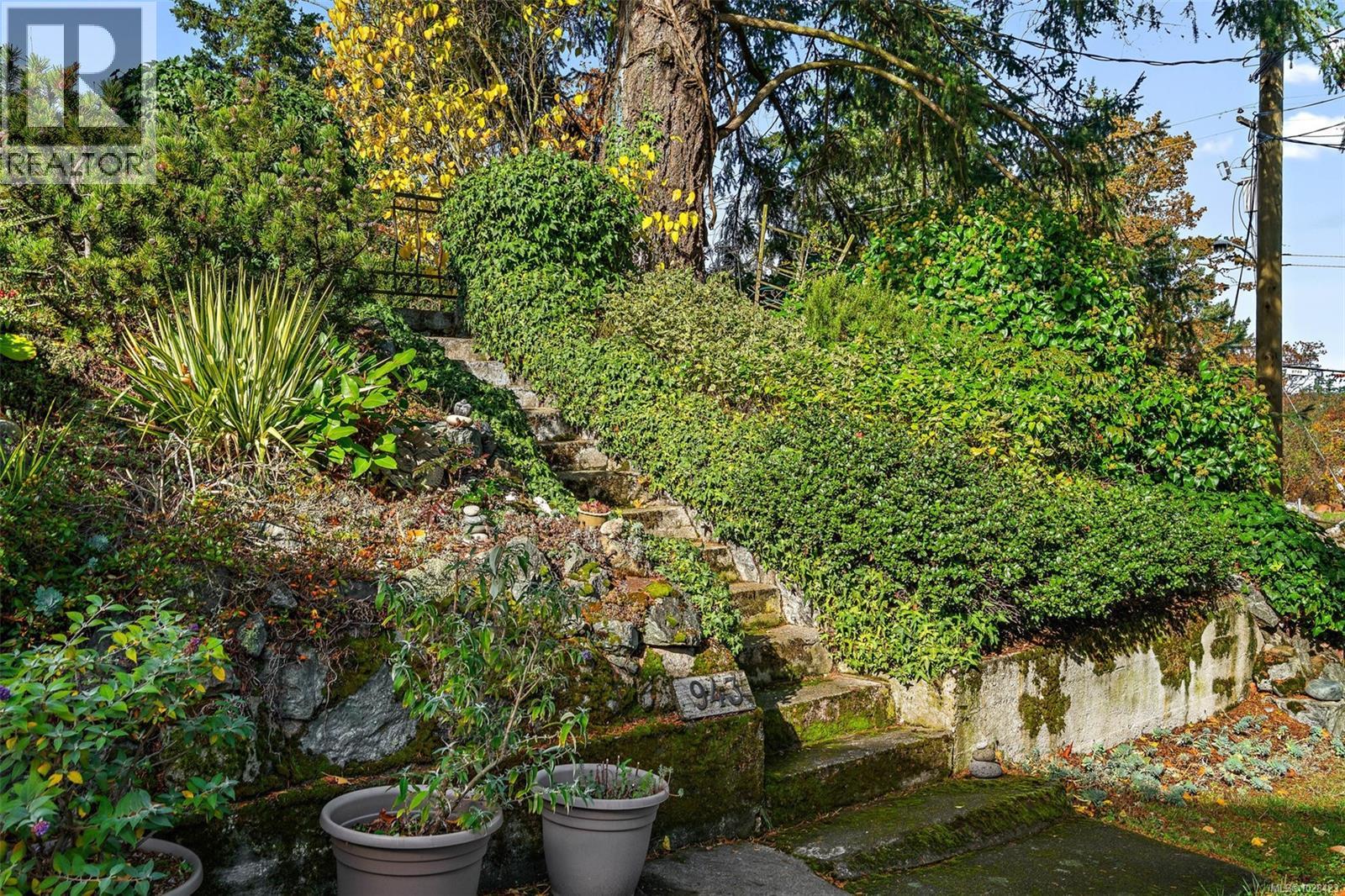 943 Selkirk Ave, Esquimalt