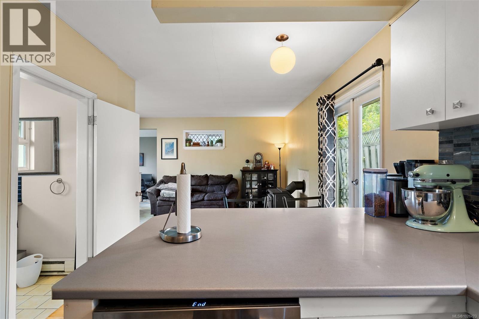 943 Selkirk Ave, Esquimalt