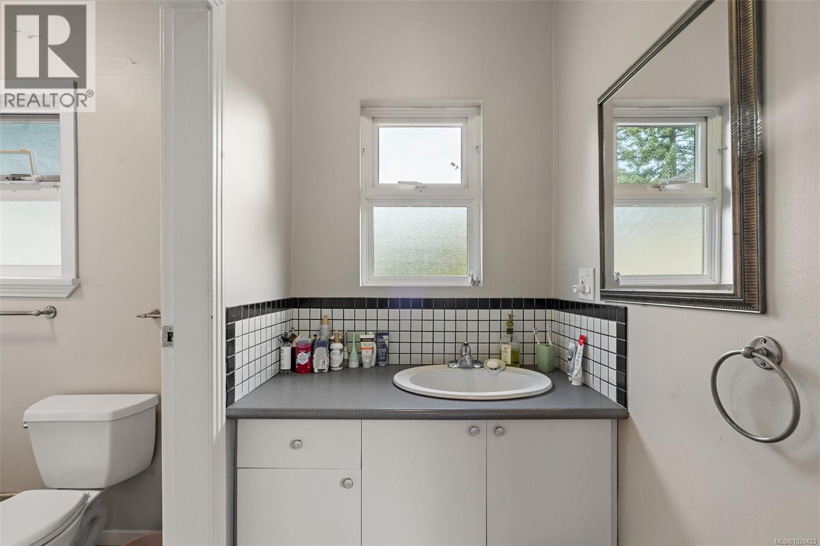 943 Selkirk Ave, Esquimalt