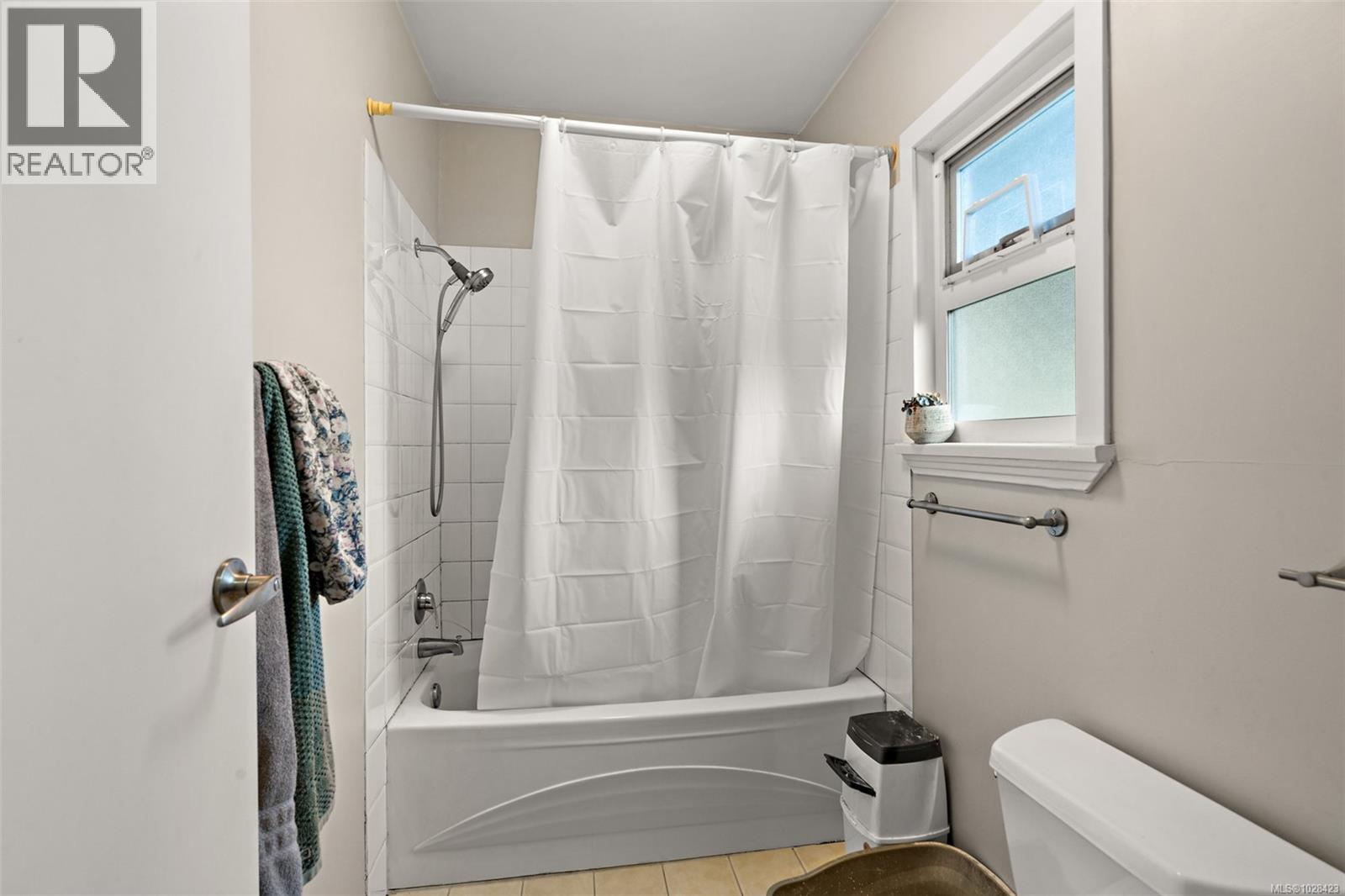 943 Selkirk Ave, Esquimalt