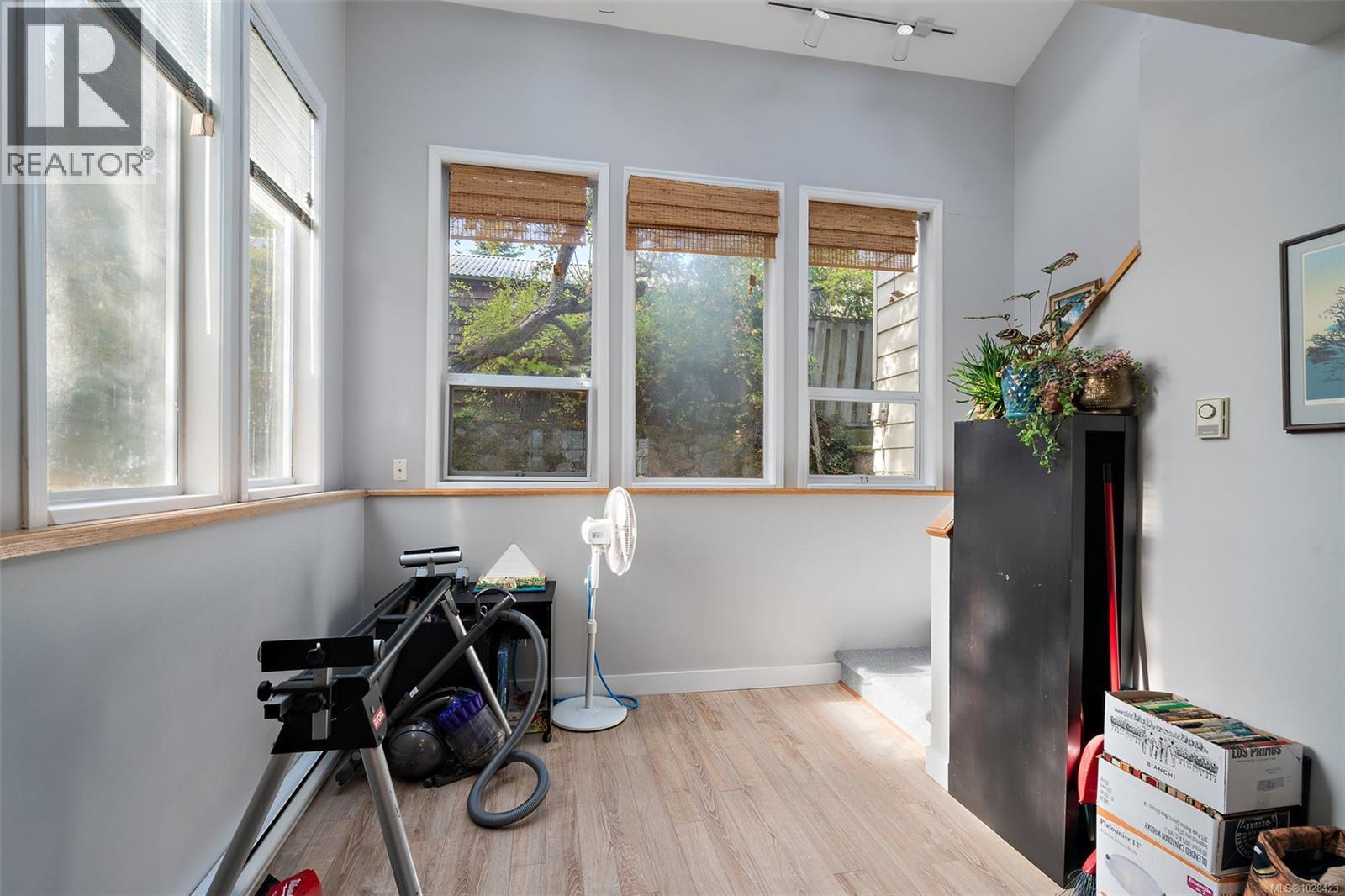 943 Selkirk Ave, Esquimalt