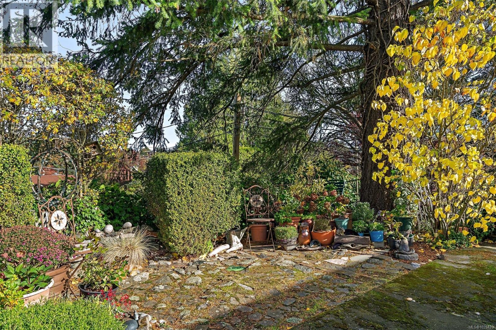 943 Selkirk Ave, Esquimalt