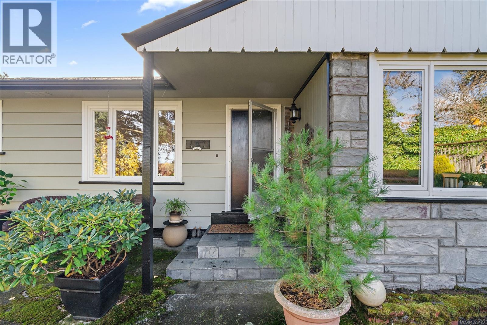 943 Selkirk Ave, Esquimalt