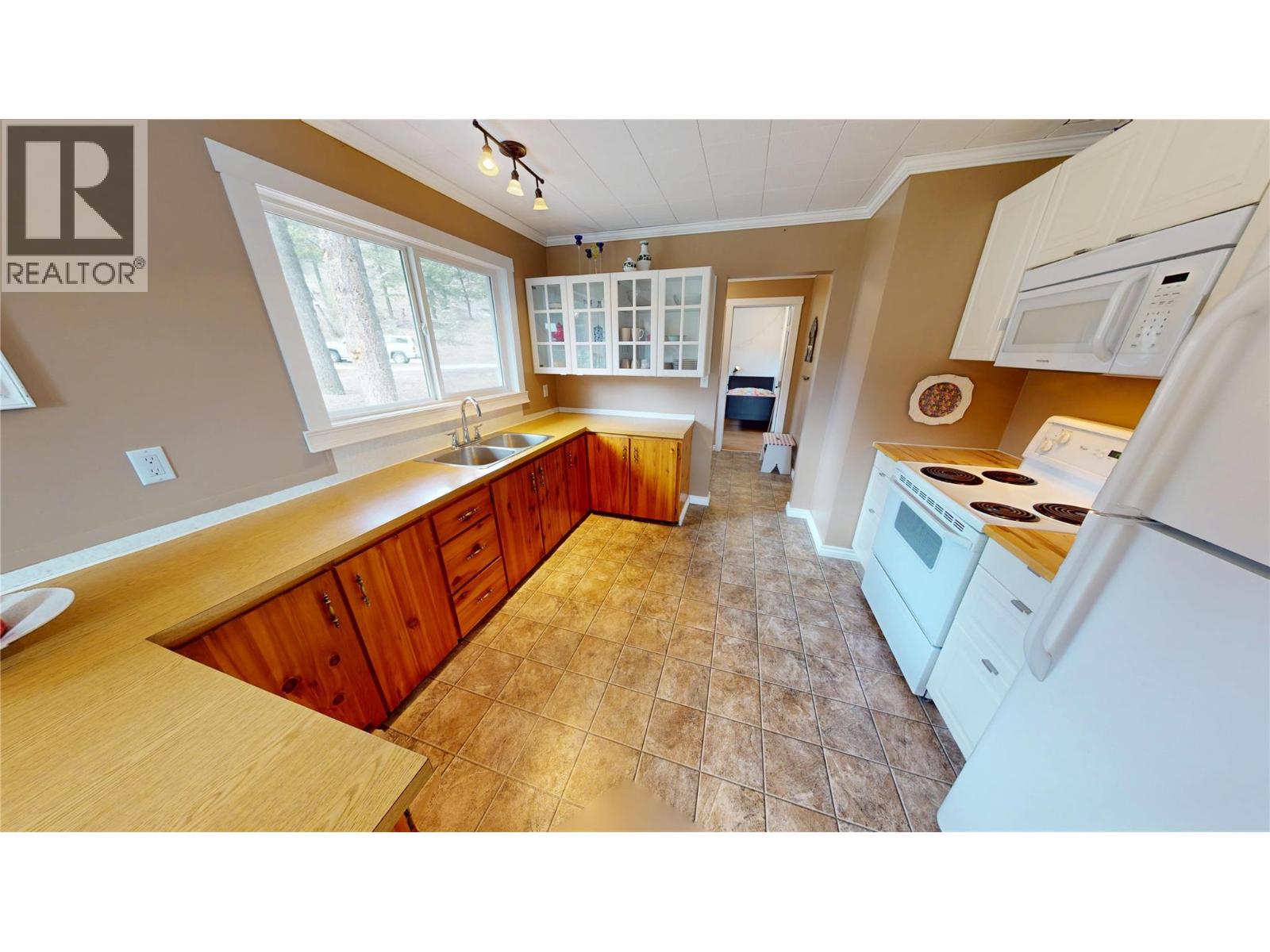 8279 Sun Creek Road, Canal Flats