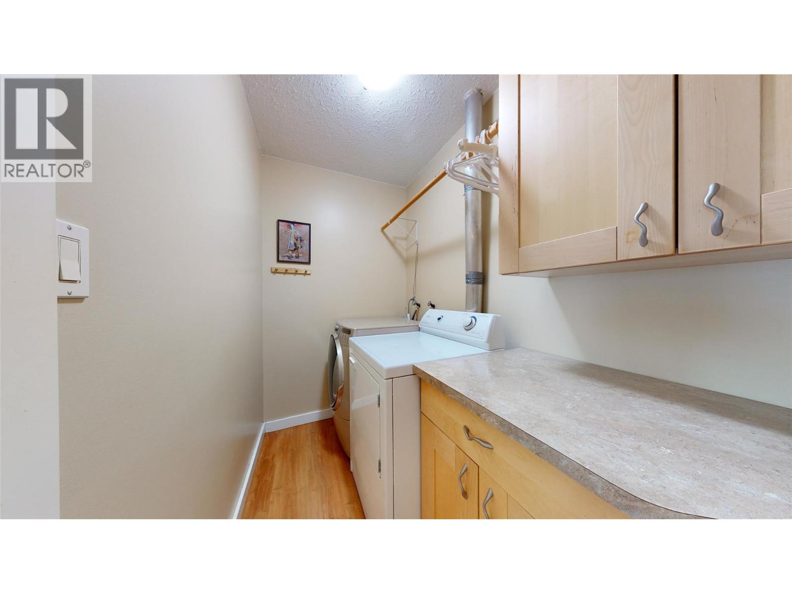 205 GREASEWOOD Avenue, Oliver