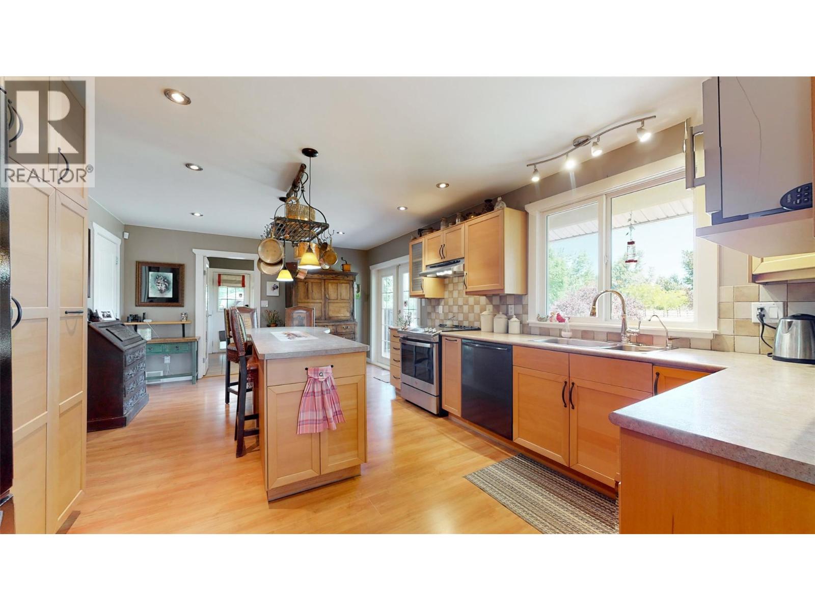 205 GREASEWOOD Avenue, Oliver