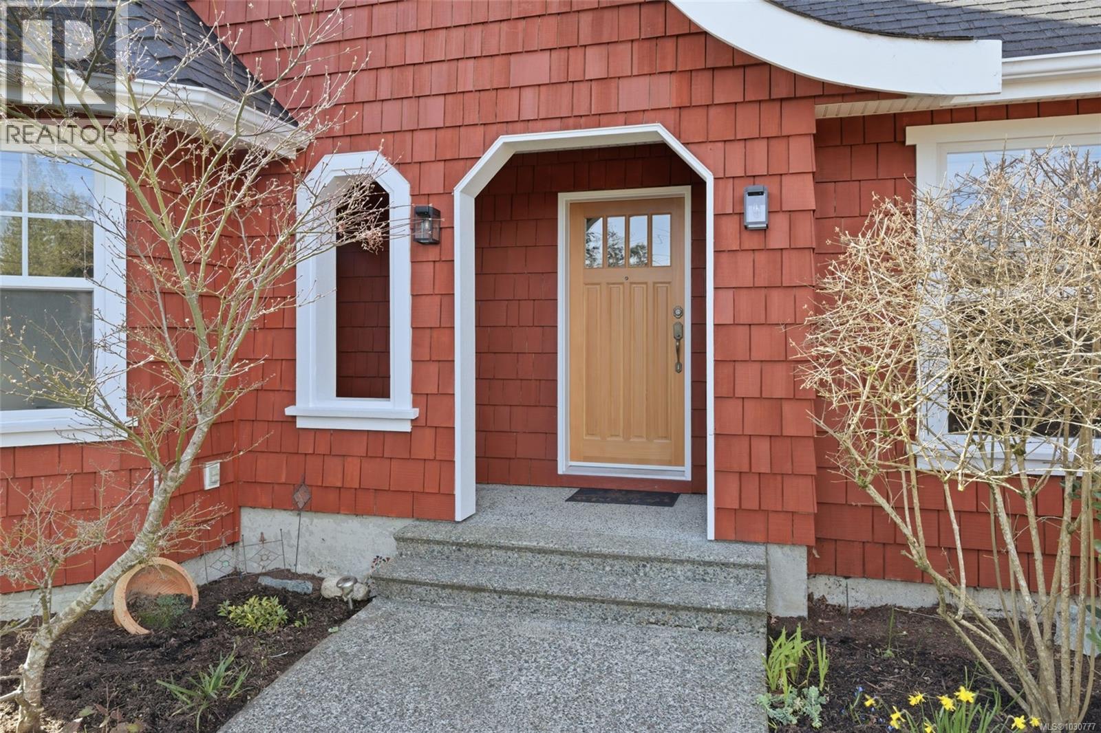 647 Temple St - 13