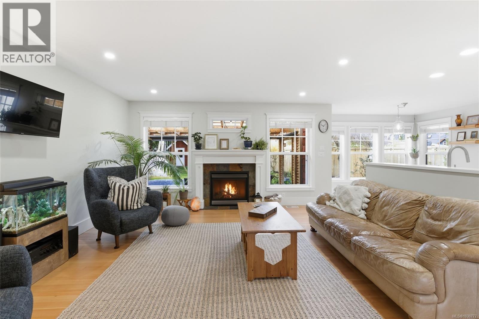 647 Temple St - 15