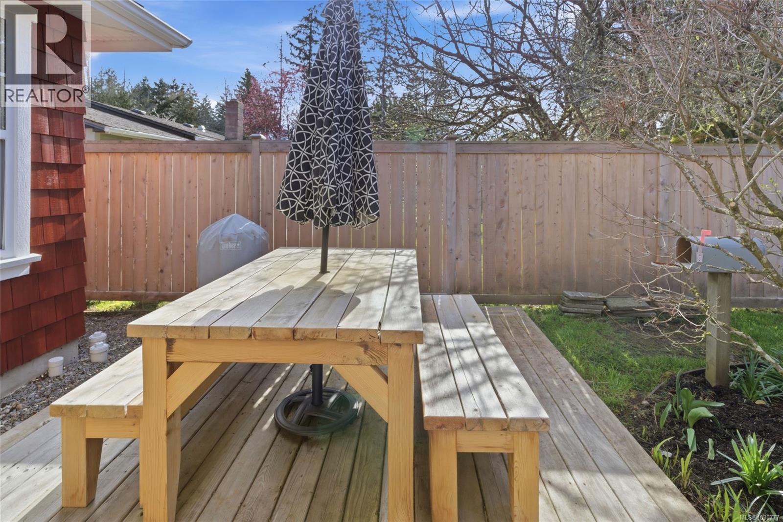 647 Temple St - 20