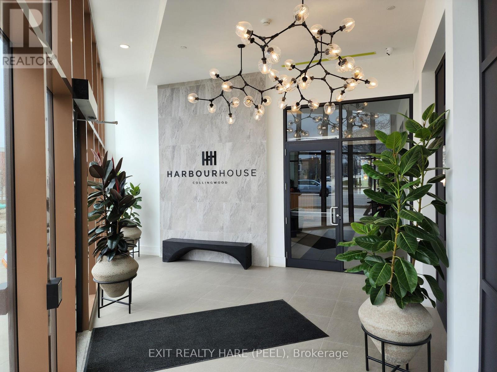 617 - 31 HURON STREET