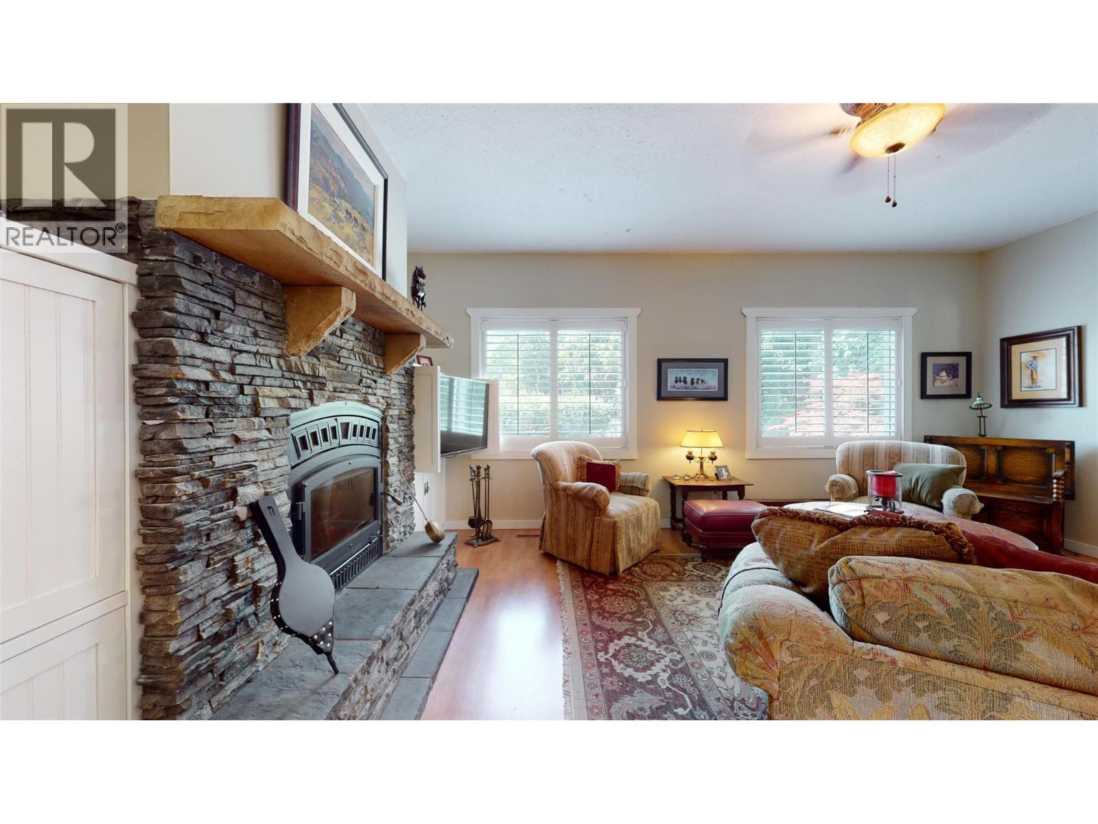 205 GREASEWOOD Avenue, Oliver