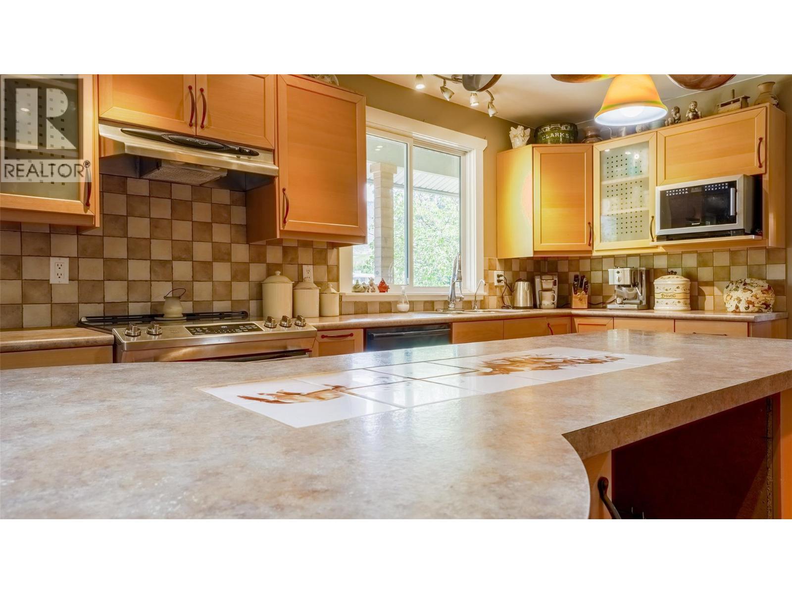 205 GREASEWOOD Avenue, Oliver