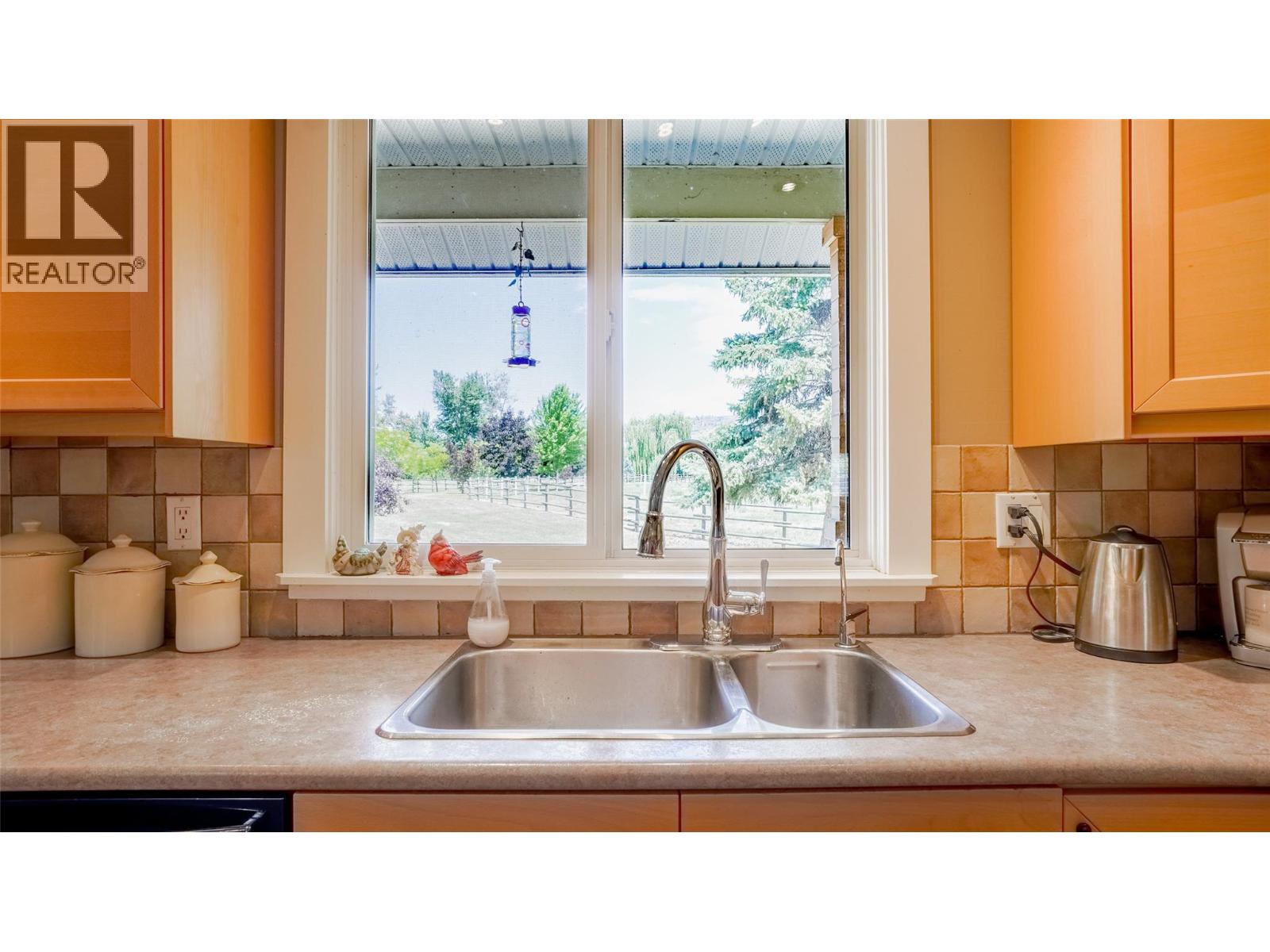 205 GREASEWOOD Avenue, Oliver