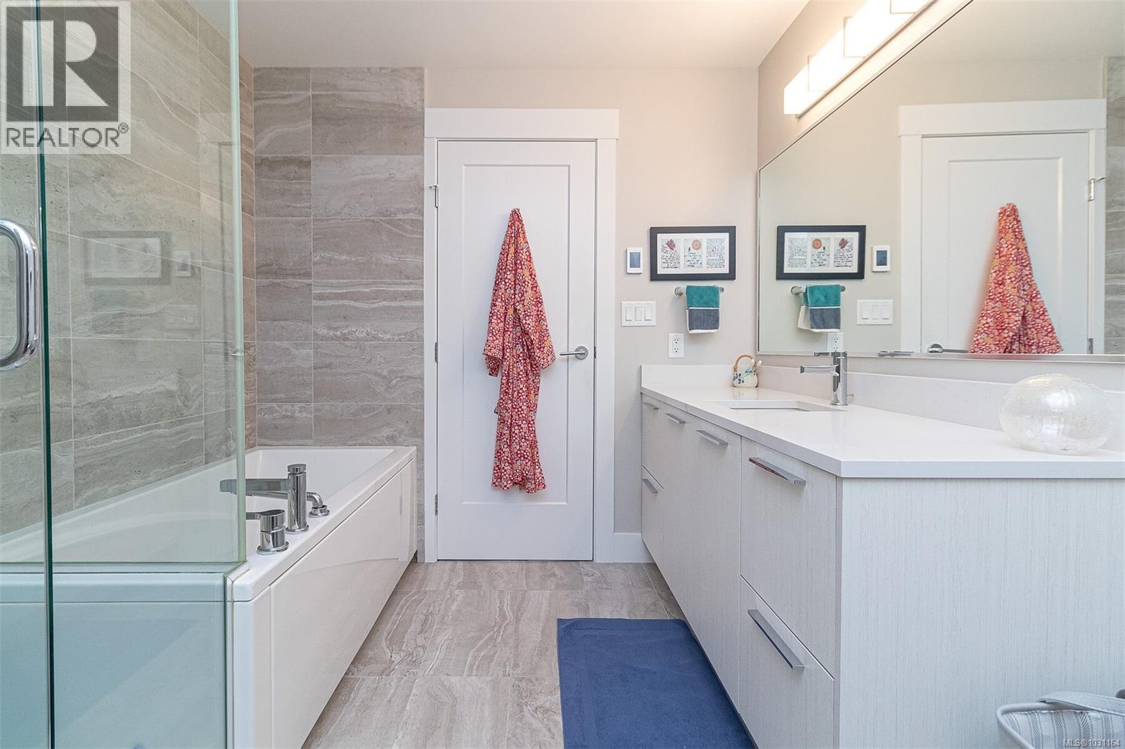 #307 2500 Hackett Cres - 32
