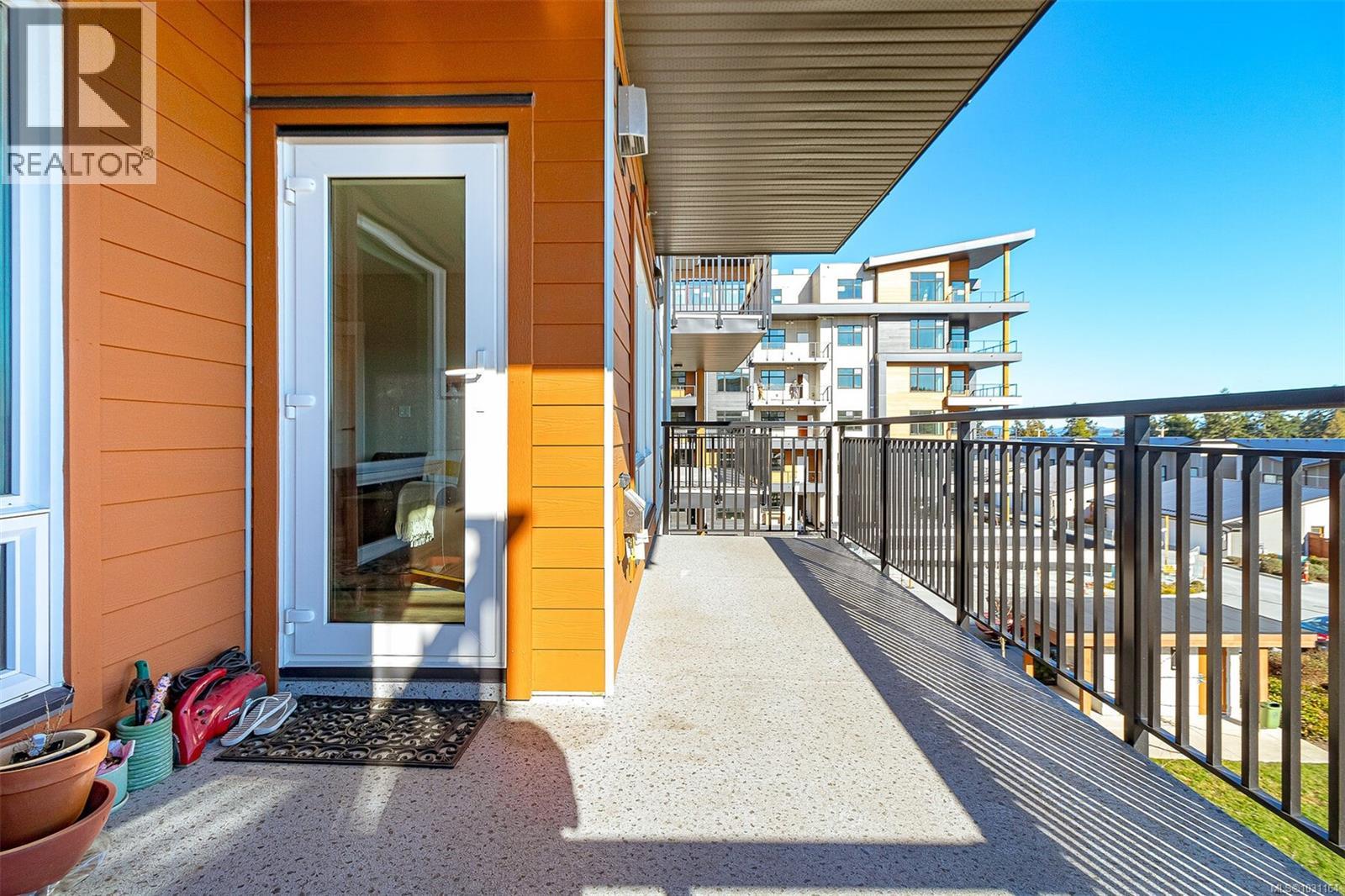 #307 2500 HACKETT CRES - 22