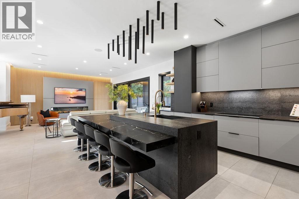 1200 BEDFORD COURT, North Vancouver