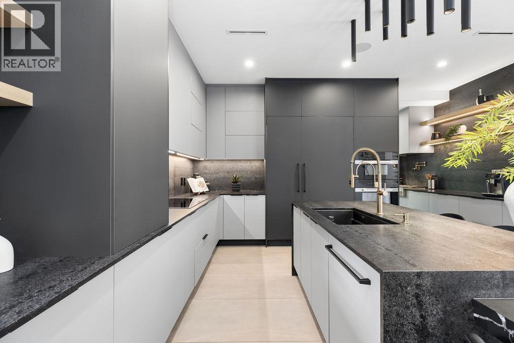 1200 BEDFORD COURT, North Vancouver