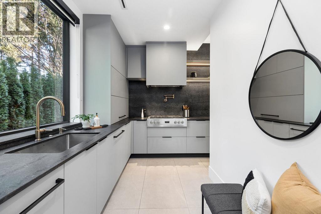 1200 BEDFORD COURT, North Vancouver