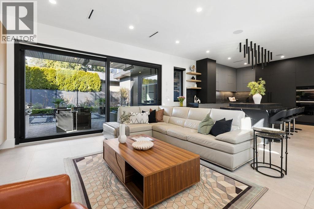 1200 BEDFORD COURT, North Vancouver