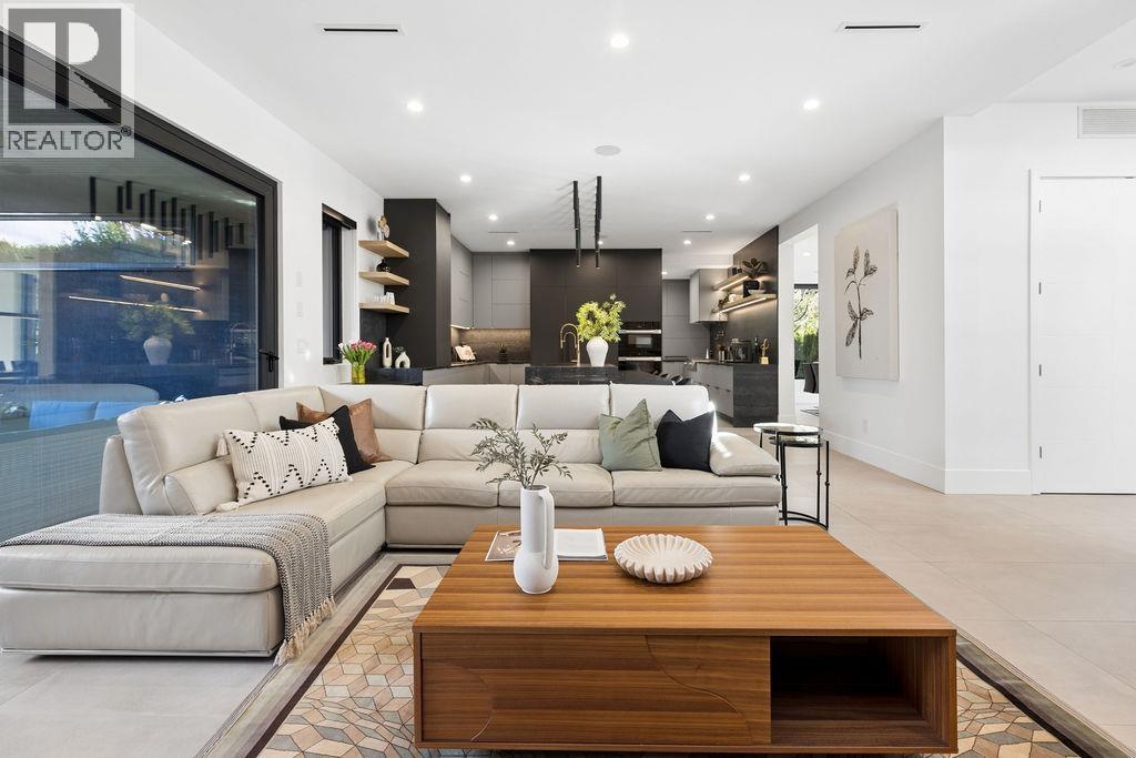 1200 BEDFORD COURT, North Vancouver