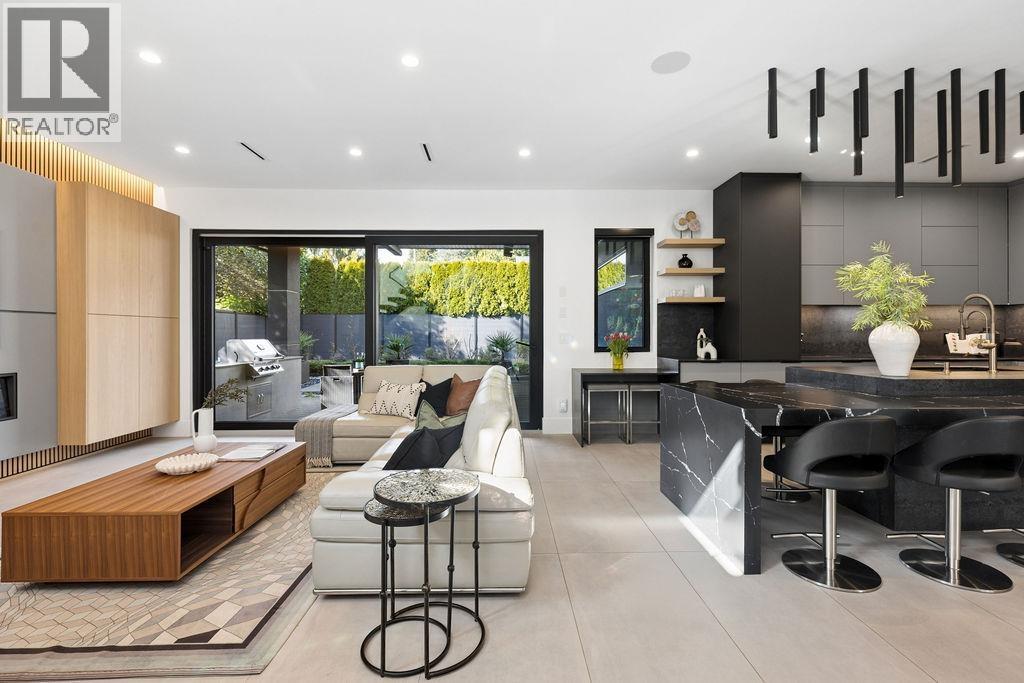 1200 BEDFORD COURT, North Vancouver