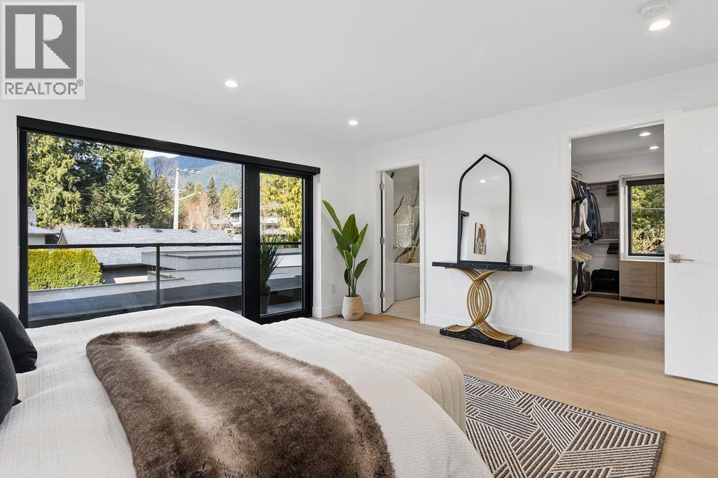 1200 BEDFORD COURT, North Vancouver